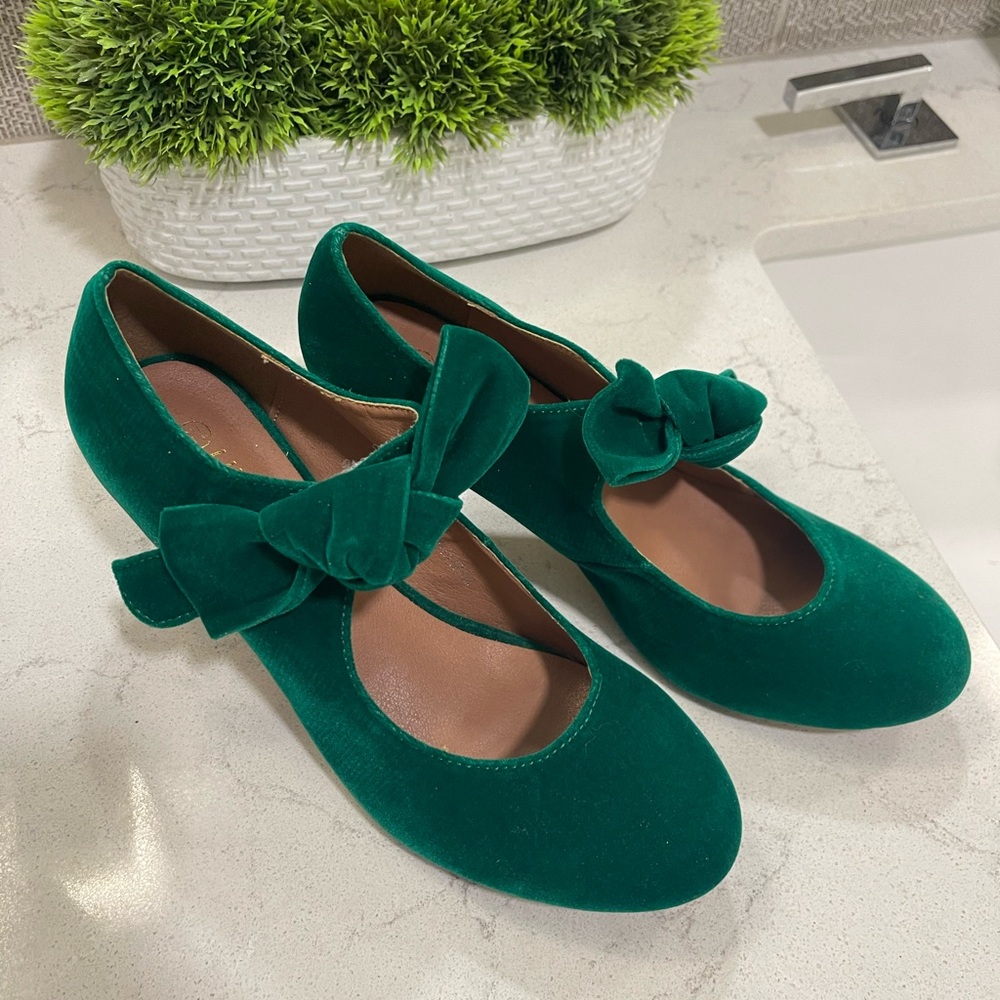 Green Pumps with Bow Accent. Perfect for the Holidays!!